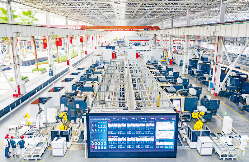  　　我國制造企業加快數字化改造。圖為2021年12月，湖南三一重工的一家智能工廠正在進行生產。該工廠通過數字化改造，生產效率提升50%，每45分鐘下線一臺泵車。　湖南省發改委供圖
