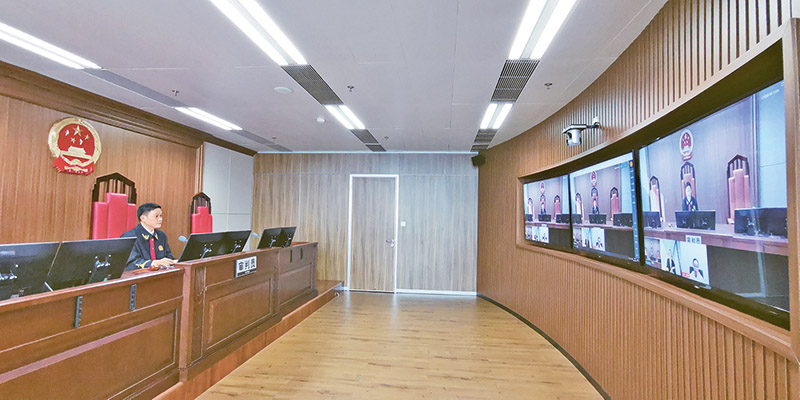 智慧法院建設有力推動了技術運用與司法審判深度融合,為群眾訴訟和法官辦案提供了智能化、一體化、協同化服務。圖為2019年11月,廣州互聯網法院開展涉網金融借款糾紛在線示范庭審,來自全國各地的2500多名類案當事人旁聽了該案的調解過程。 新華社發 毛一竹/攝