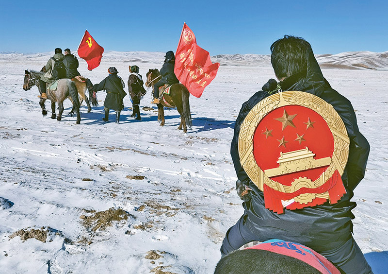 青海省果洛藏族自治州瑪多縣平均海拔4500米以上,人口居住分散,交通十分不便。為讓群眾少跑腿,法院工作人員騎馬下鄉入村,把法庭“搬”到牧民的帳篷前,及時受理與群眾生產生活相關案件,實行就地立案、就地審理的方式,方便群眾訴訟。圖為2021年12月20日,瑪多縣人民法院的“馬背法庭”成員在下鄉途中。 新華社記者 柳澤興/攝