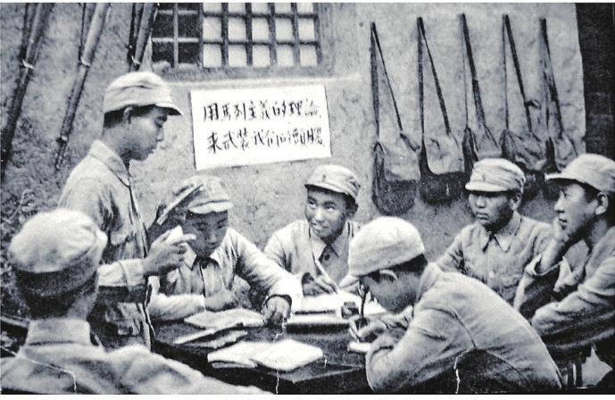 延安整風期間,戰士們在認真學習討論