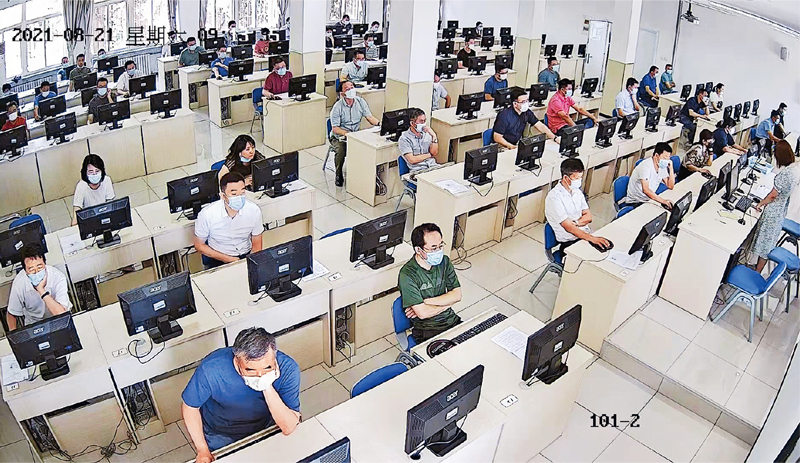 天津市堅持新提任處級黨政領導職務政治理論水平任職資格考試制度,通過“以考促學”、“凡提必考”,引導年輕干部自覺學懂弄通做實習近平新時代中國特色社會主義思想。圖為天津市新提任處級黨政領導職務政治理論水平任職資格考試現場。 天津市委組織部供圖